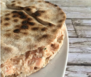 Sándwich de salmón en pan árabe